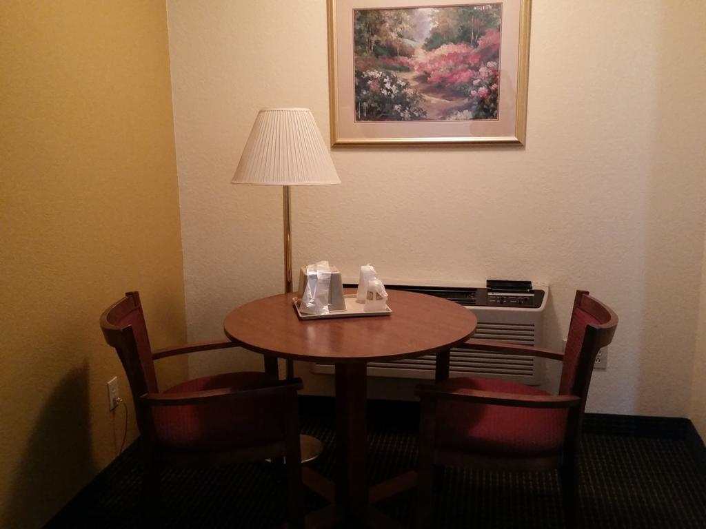 Budget Host Inn Сандъски Стая снимка